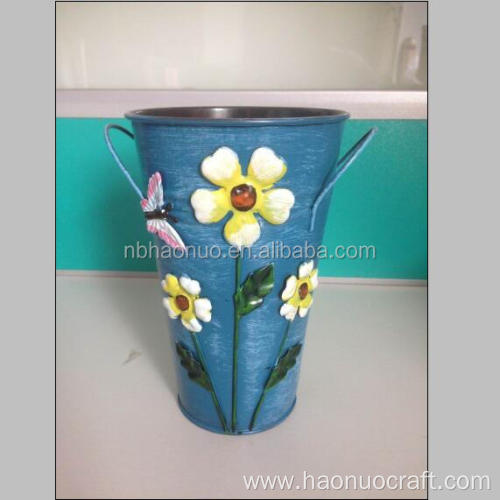 Cubos de flores de hierro con mango de madera para decoración.